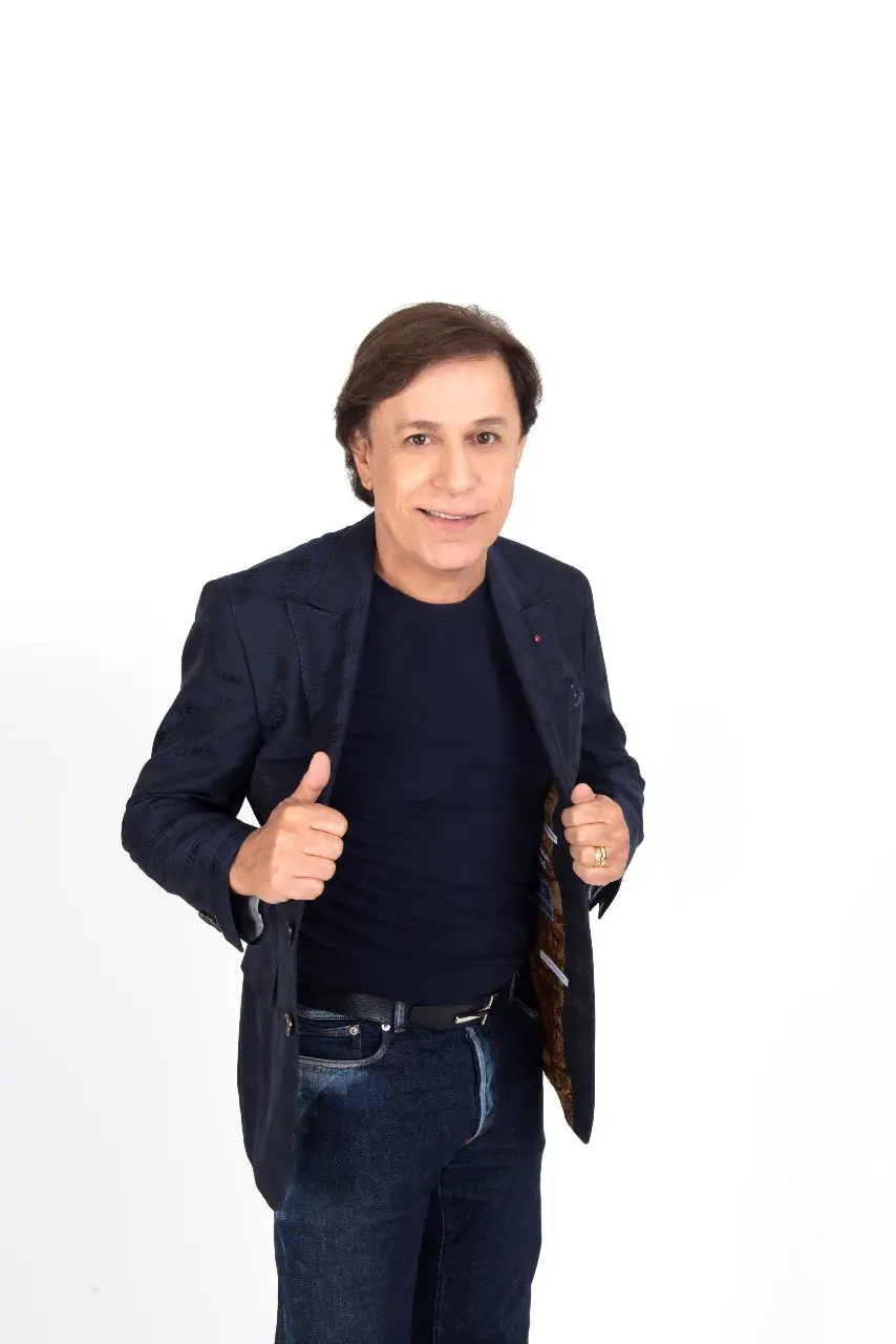 Imagem da notícia: Tom Cavalcante revisita personagens e vai do riso à reflexão durante espetáculo em Fortaleza