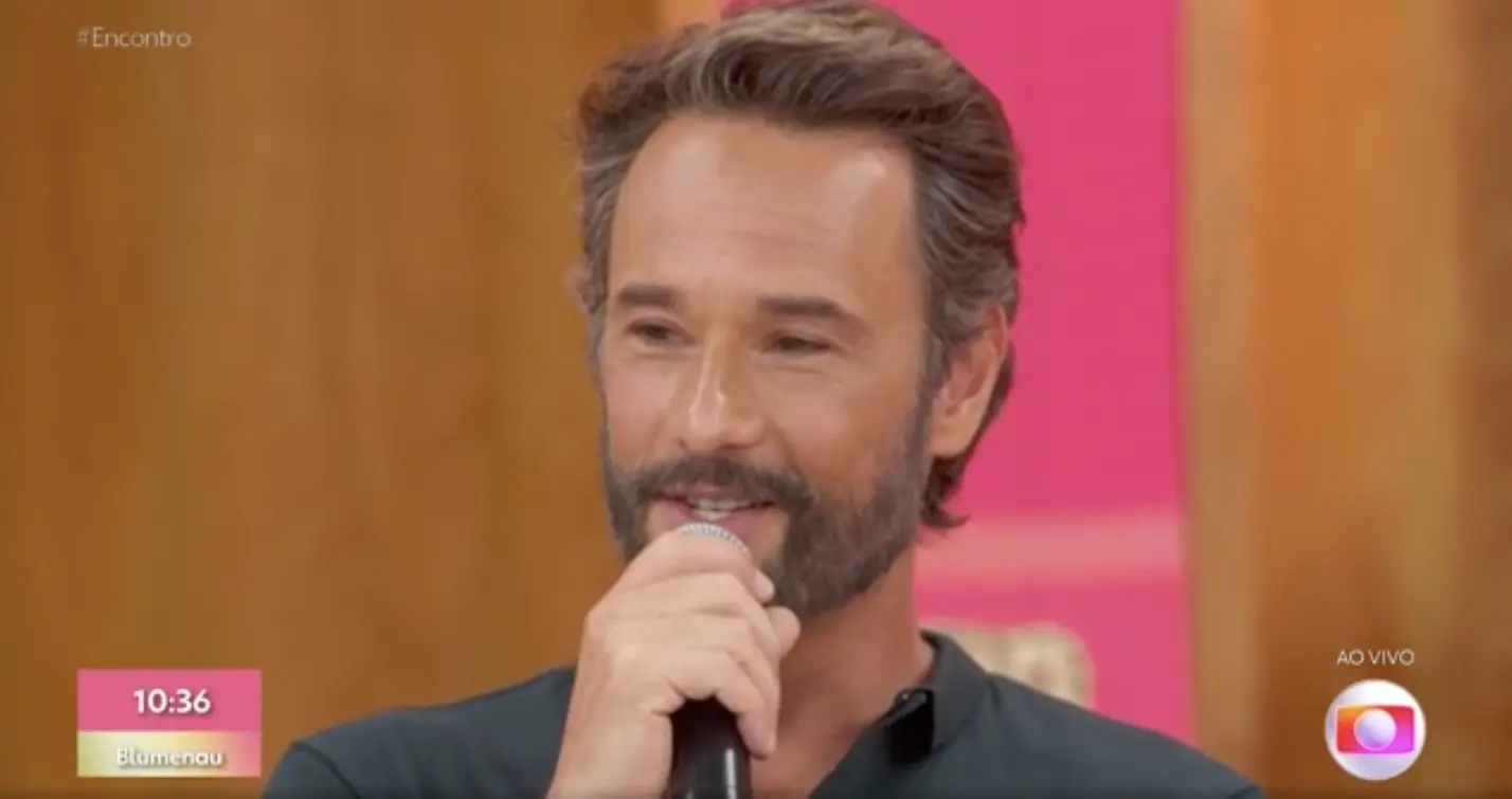 Imagem da notícia: Rodrigo Santoro se emociona ao receber vídeo surpresa da esposa em programa