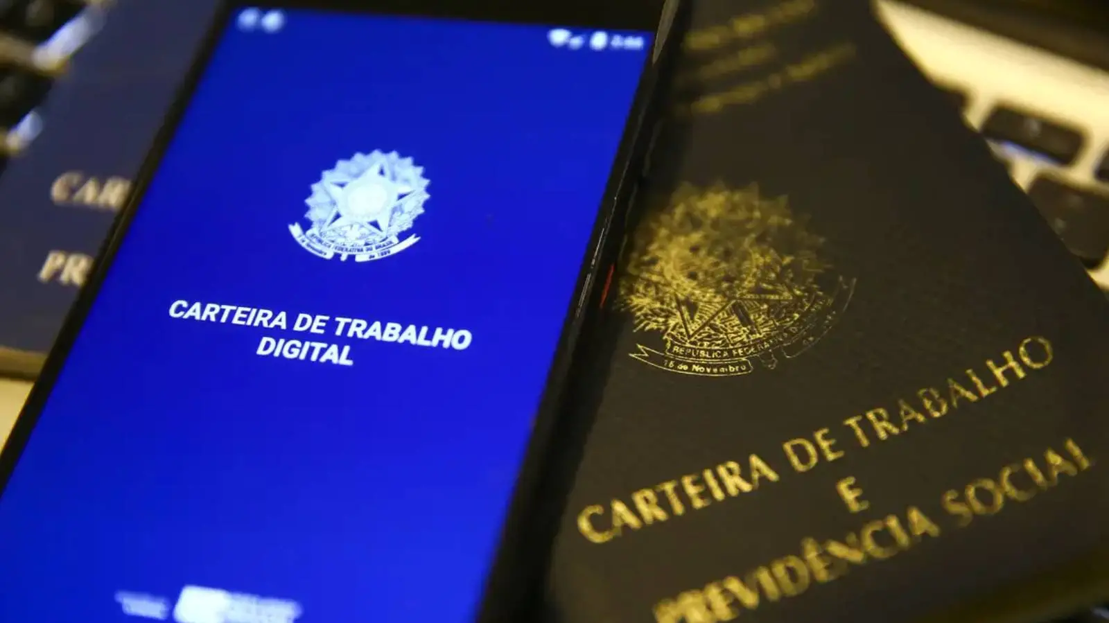 Imagem da notícia: Taxa de desemprego recua para 6,4%, atingindo segundo menor índice da história