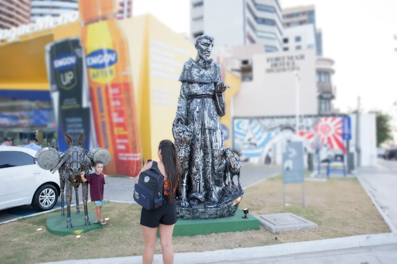 Imagem da notícia: Além de Iracema, Beira Mar tem esculturas de touro, dinossauro e São Francisco feitas de sucata