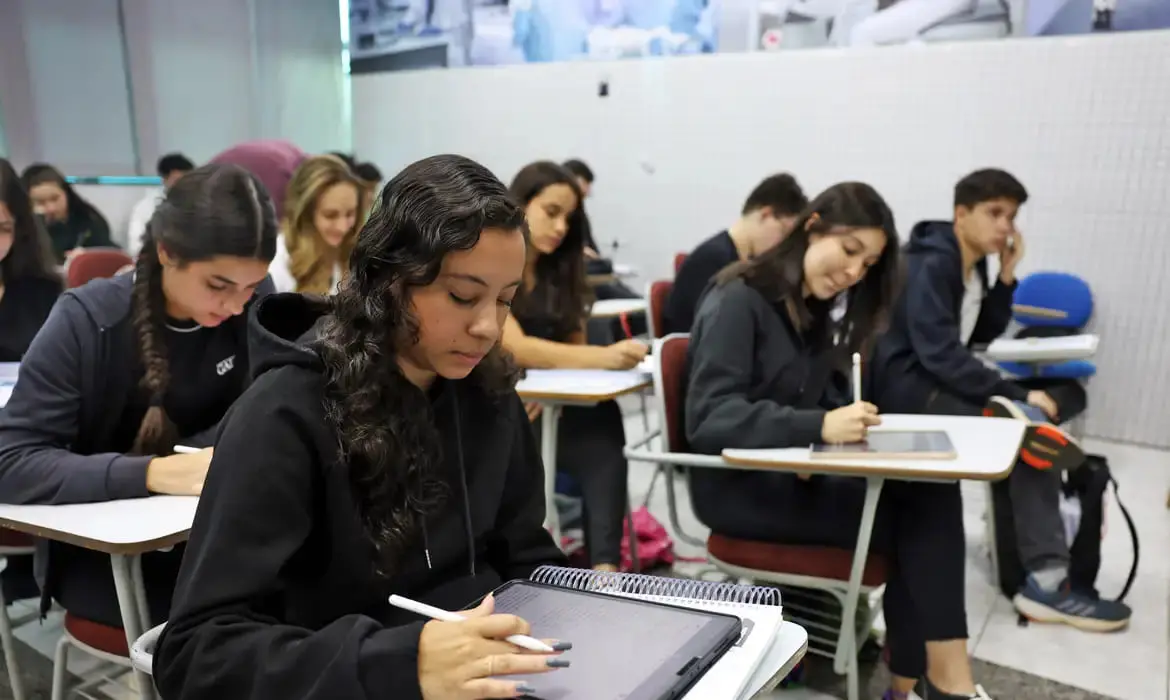 Imagem da notícia: Foi mal no primeiro dia do Enem 2024? Veja dicas para o segundo dia de provas