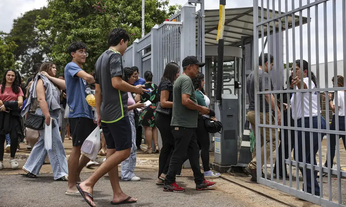 Imagem da notícia: Perdi o primeiro dia do Enem 2024, posso ir no segundo? Veja o que diz o Inep
