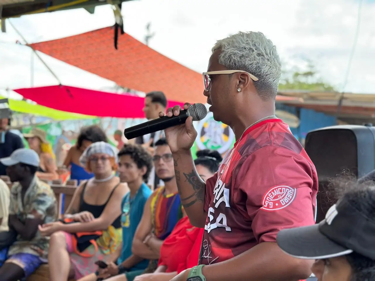 Artistas, coletivos e jovens reunidos na Barraca Foi Sol, na Praia da Leste Oeste, protagonizando encontro para discutir propostas para a juventude e a Cultura no último período eleitoral em Fortaleza