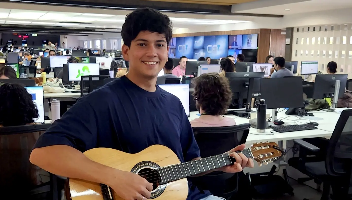 Natural de Petrolina (PE), Léo Foguete se mudou para Fortaleza (CE) para viver da própria música