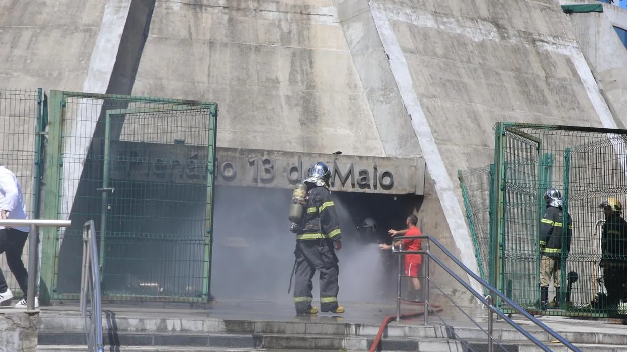 Chamas destruíram a parte interna do Plenário 13 de Maio, no dia 20 de junho