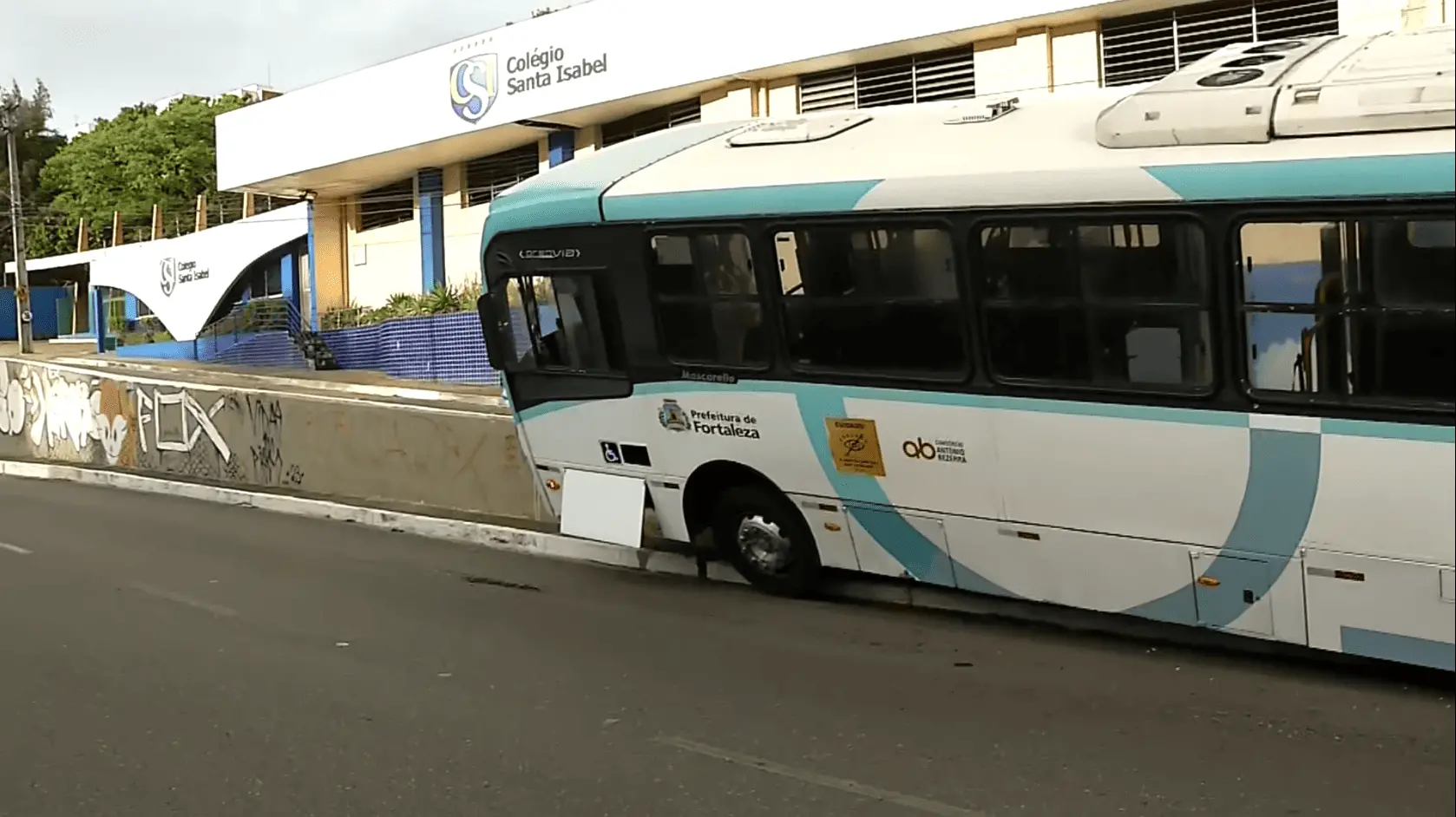 Imagem da notícia: Ônibus fica preso em mureta de viaduto durante acidente, em Fortaleza