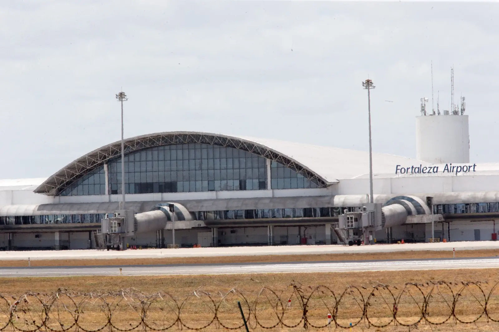 Imagem da notícia: Falta de aeronaves, localização e incentivos ruins: por que o aeroporto de Fortaleza não cresce?