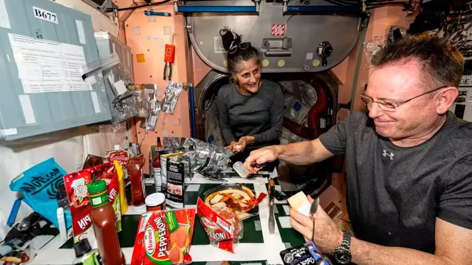 Imagem da notícia: Saúde de astronautas 'presos' no espaço preocupa após foto que Nasa divulgou na web