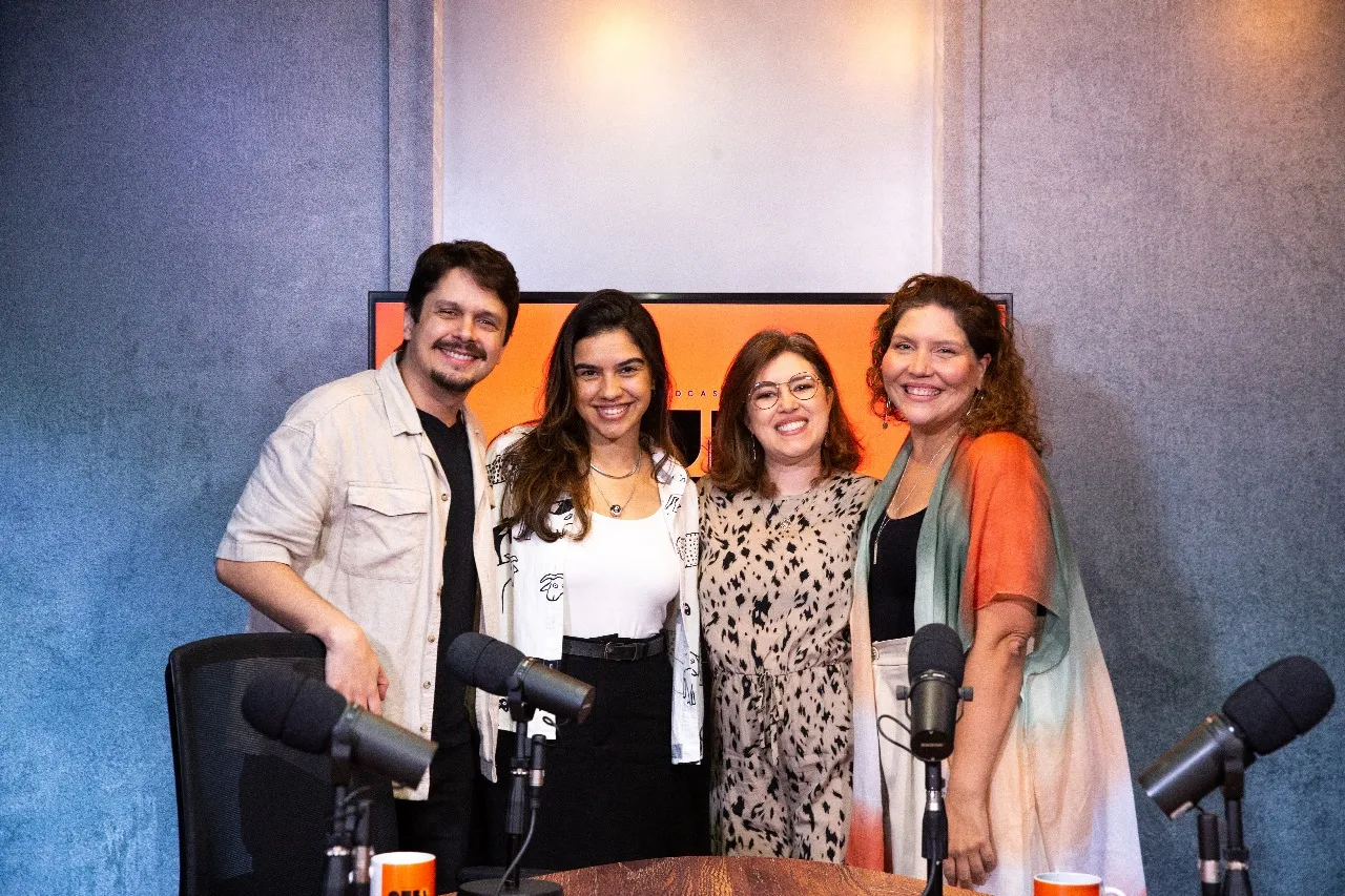 Alan Barros, Pabyle Flauzino (Nutri Desconstruída), Cecília Alves e Karine Zaranza durante gravação do episódio 100 do podcast Que Nem Tu