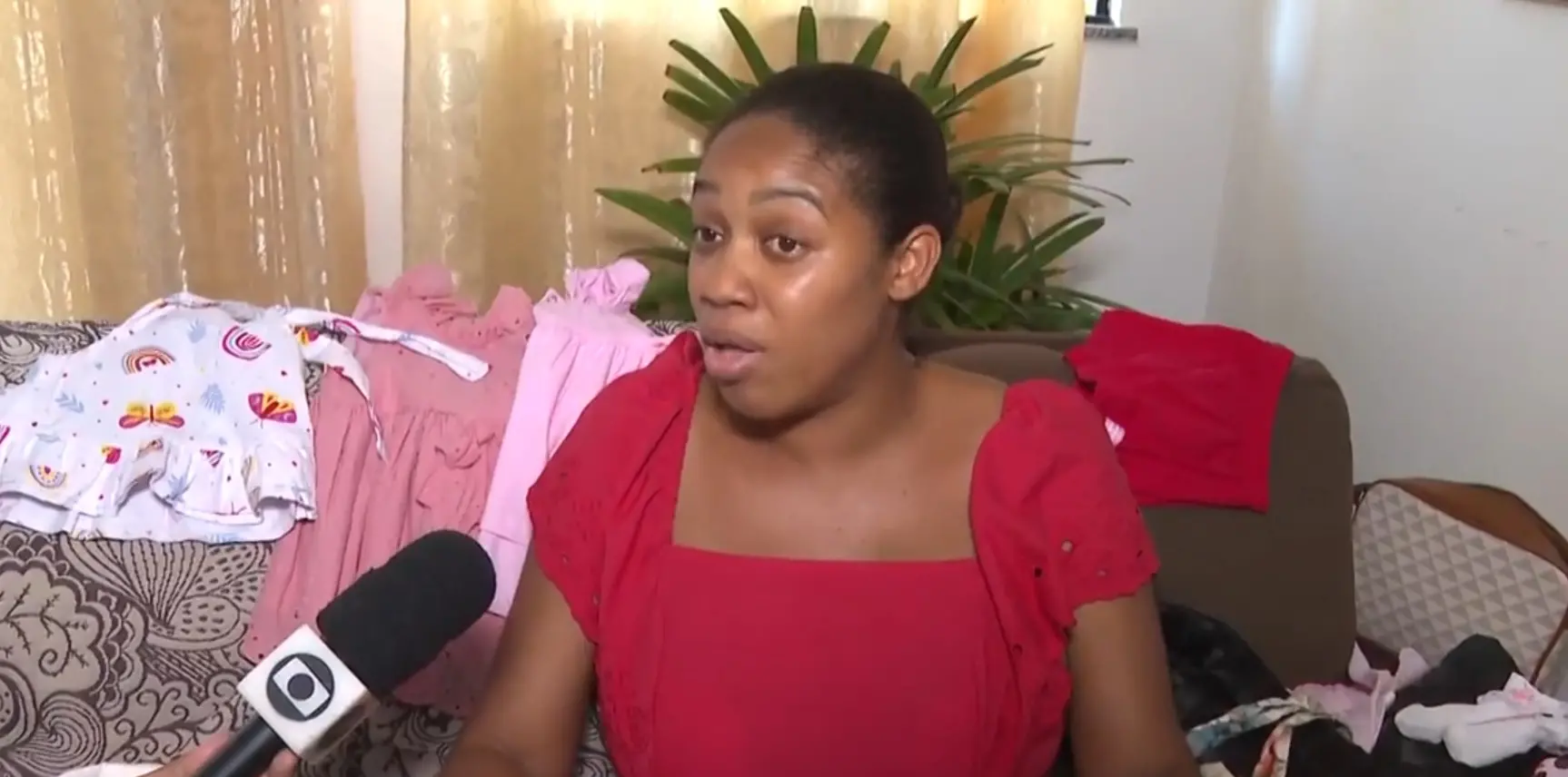 Imagem da notícia Mulher perde filha no parto e diz que médica perfurou pescoço da bebê com unha em hospital na Bahia