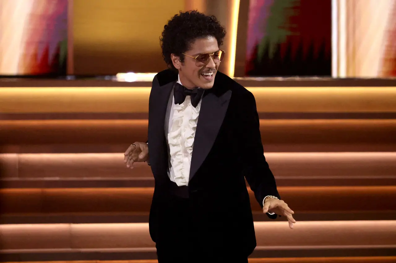 Imagem da notícia: Bruno Mars faz novo vídeo em homenagem aos brasileiros e bate mais de 3,5 milhões de likes em poucas horas