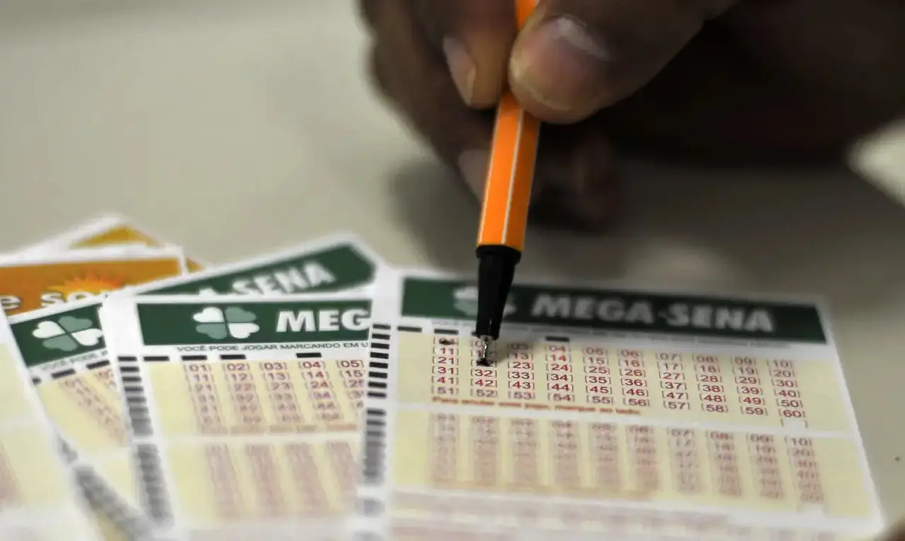 Imagem da notícia: Mega-Sena acumula em R$ 200 milhões e pode pagar sexto maior prêmio da loteria; saiba como apostar