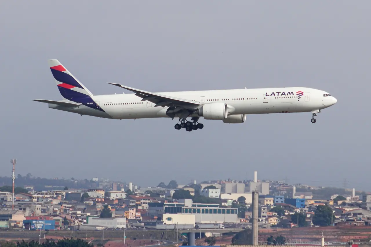 Imagem da notícia: Passageira entra em trabalho de parto a bordo, e avião da Latam é desviado para Fortaleza