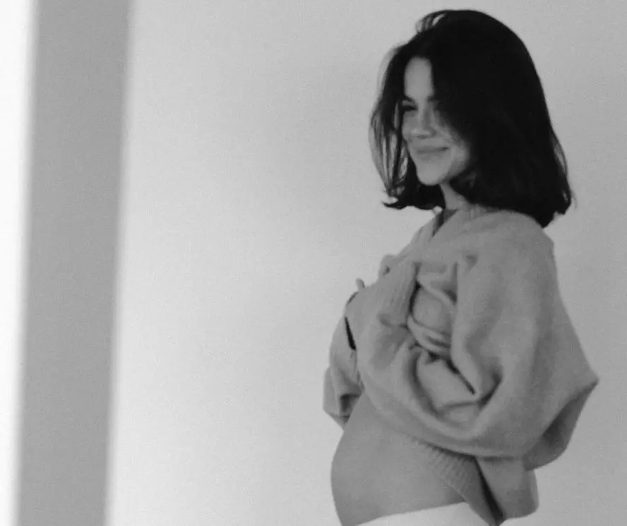 Imagem da notícia: Manu Gavassi anuncia gravidez e exibe barrigão: '5 meses de amor'