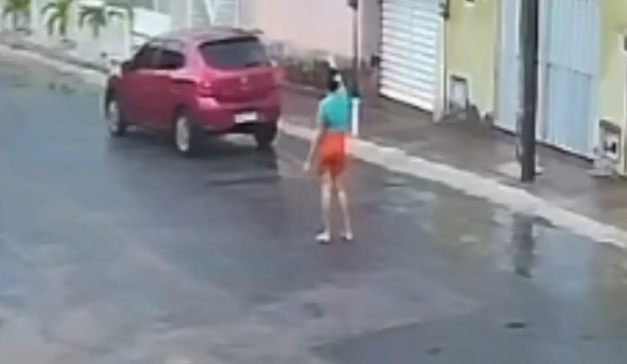 Imagem da notícia: Motorista de aplicativo leva criança antes de mãe entrar no carro em Fortaleza, e PM é acionada