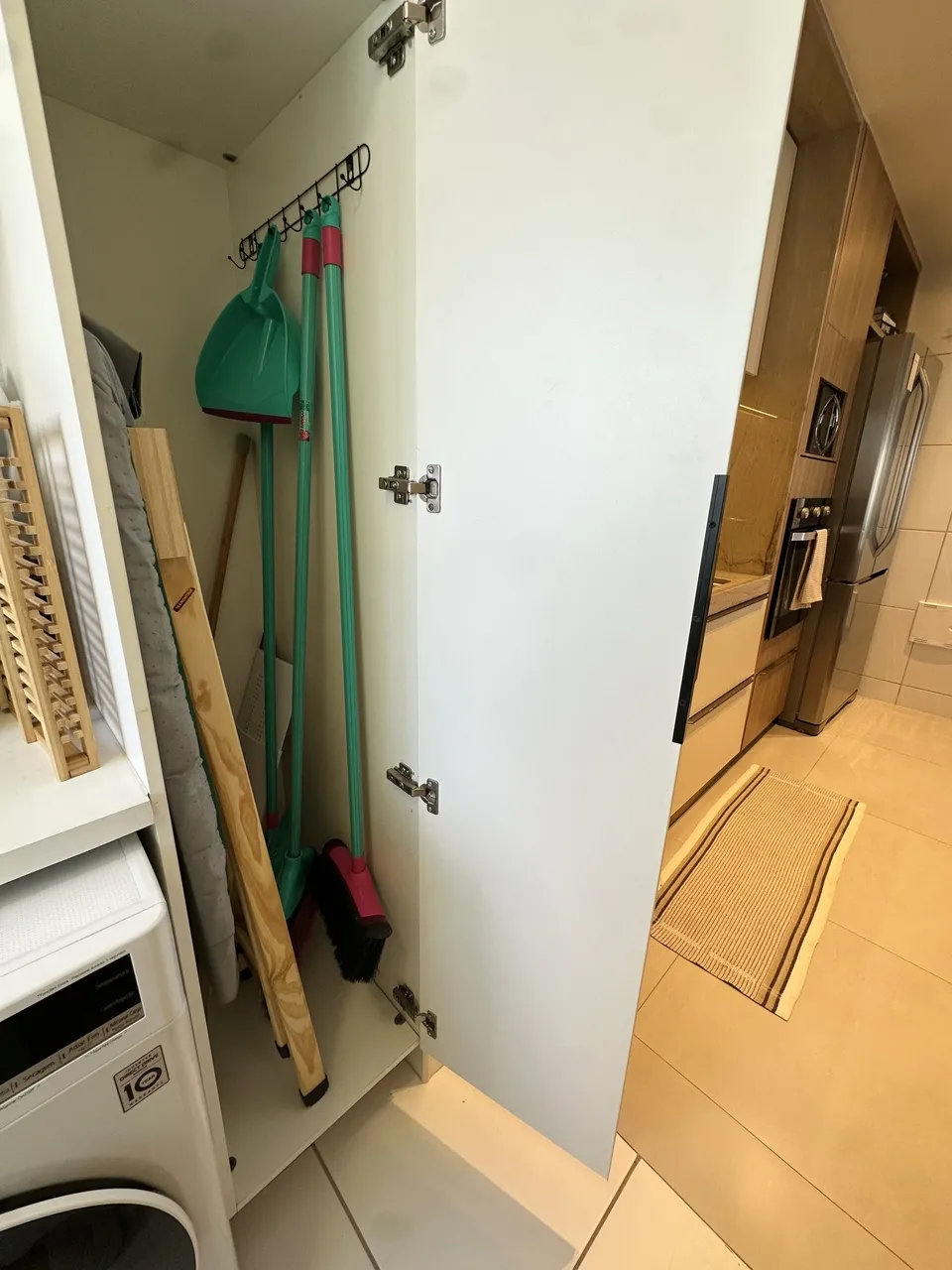 Um lugar para guardar utensílios da lavanderia deixa tudo mais organizado e prático