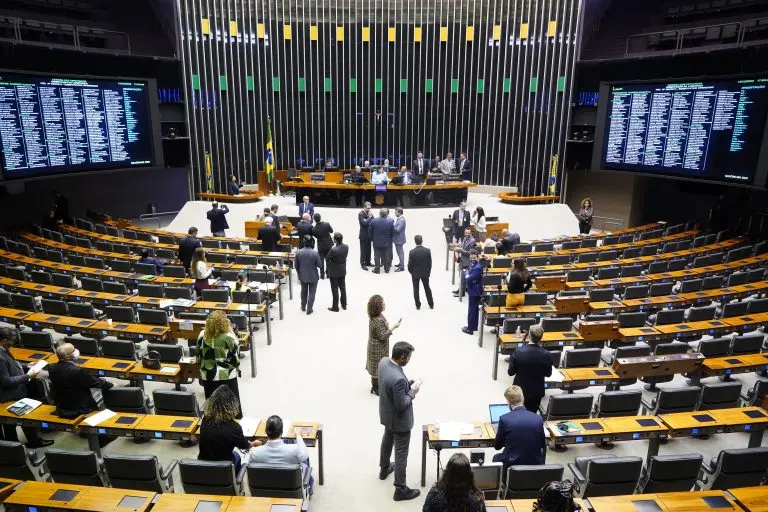 Imagem da notícia: Veja quais deputados federais cearenses apoiam a PEC do fim da escala 6x1