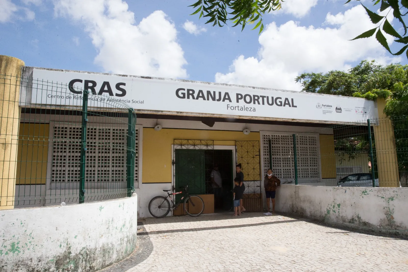 No CRAS Granja Portugal, usuários afirmam que fila para retirar senhas começa por volta das 5h da manhã