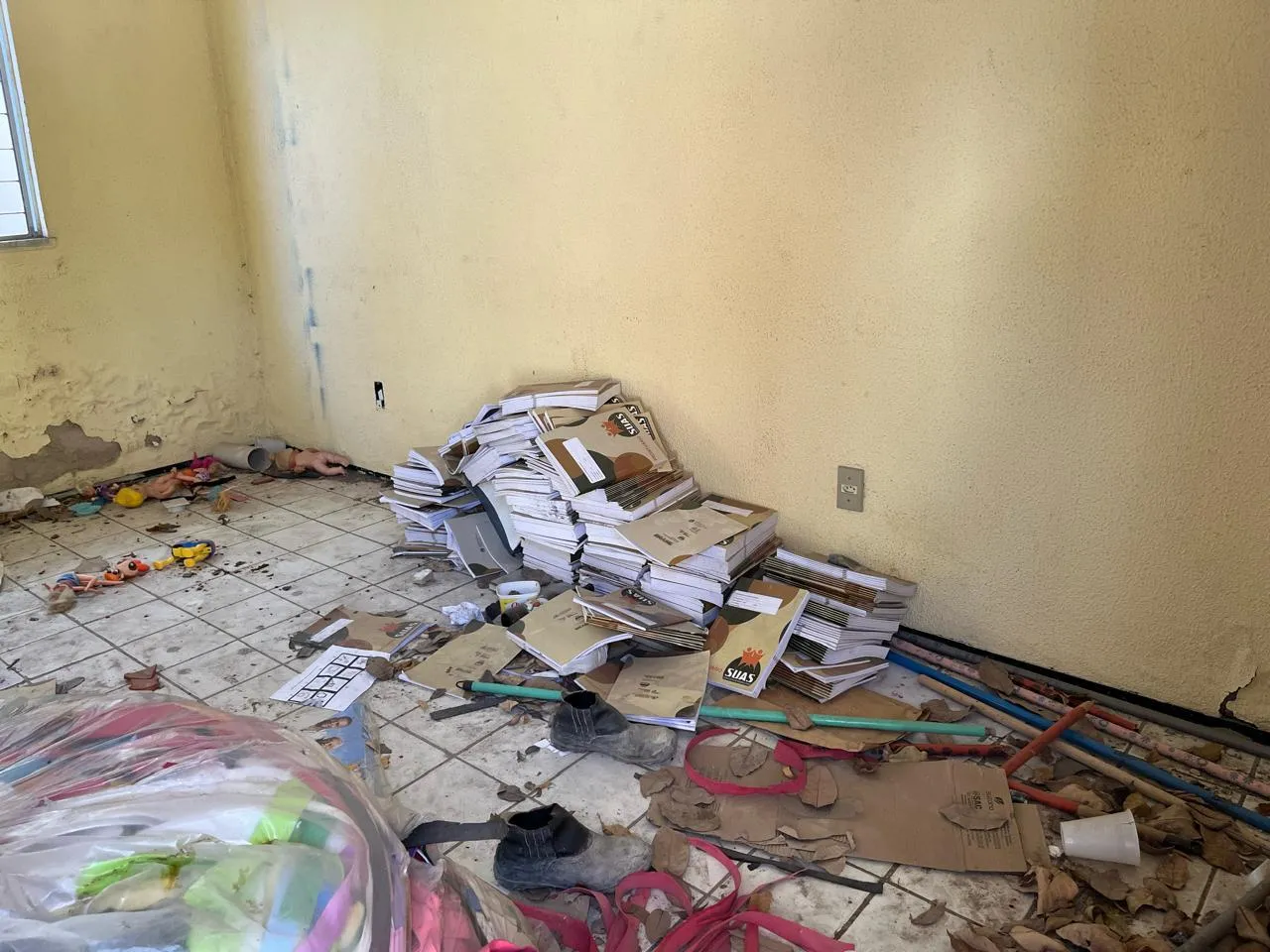 Sede do CRAS Bom Jardim está em situação de abandono, com diversos documentos de usuários junto a amontoados de lixo e sujeira