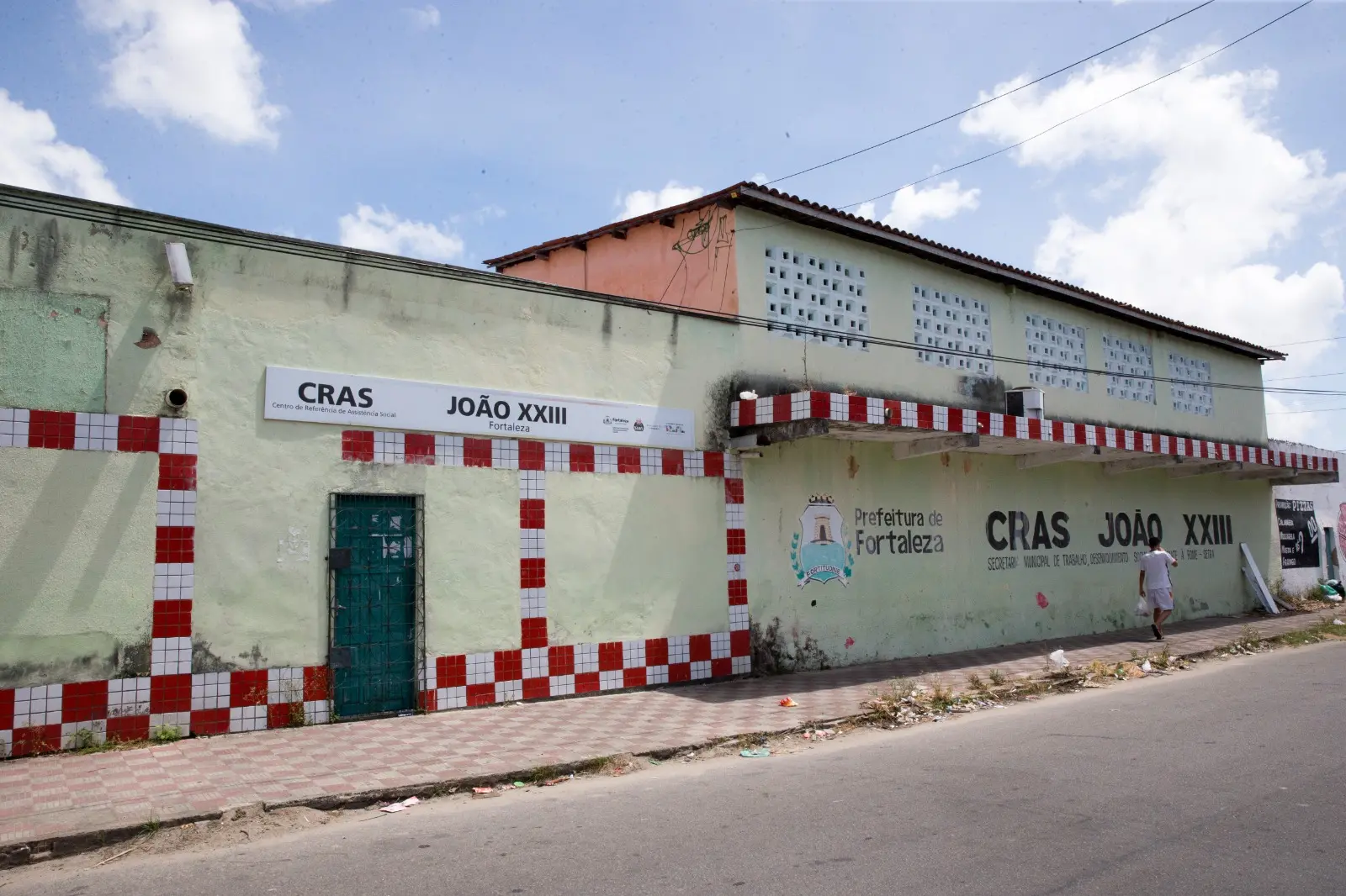 Imagem da notícia:  CRAS de Fortaleza têm sedes fechadas, depredadas e falta de profissionais para atender; veja vídeo