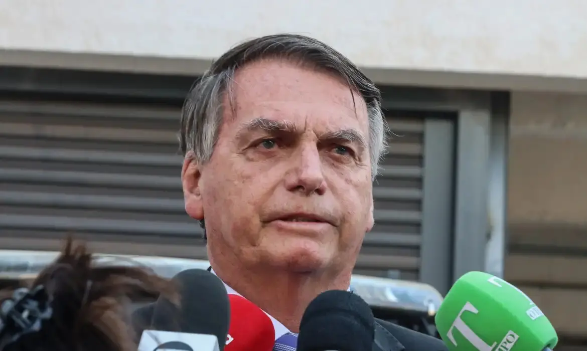 Imagem da notícia: Bolsonaro chama homem que morreu em explosões em Brasília de 'maluco' e pede pacificação