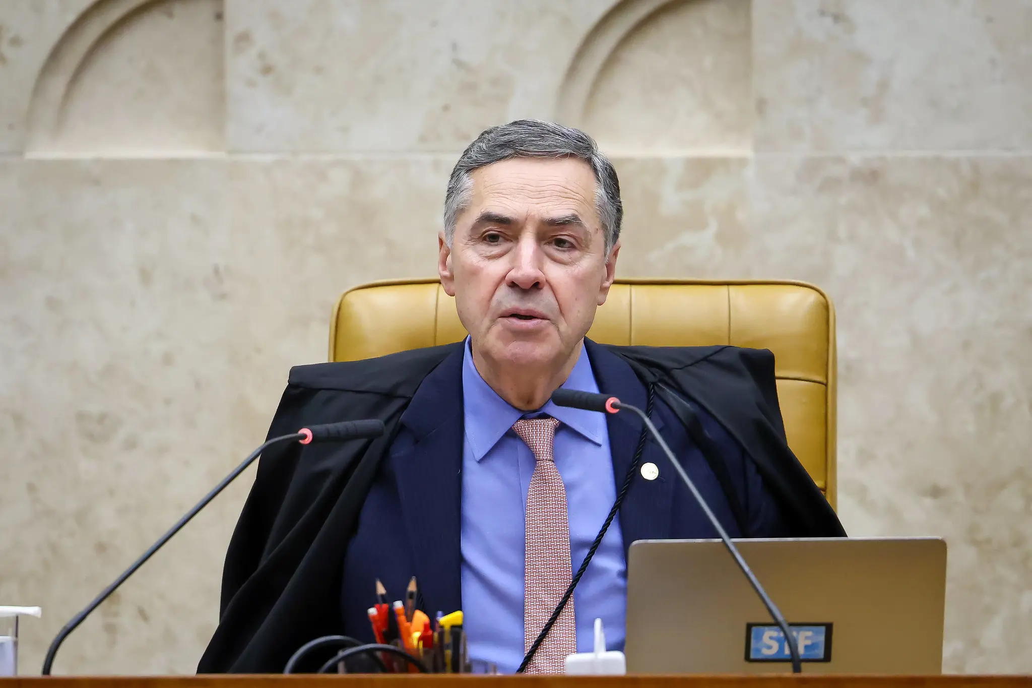 Imagem da notícia: 'Nos perdemos em um mundo de ódio, intolerância e golpismo', diz Barroso sobre atentado em Brasília 