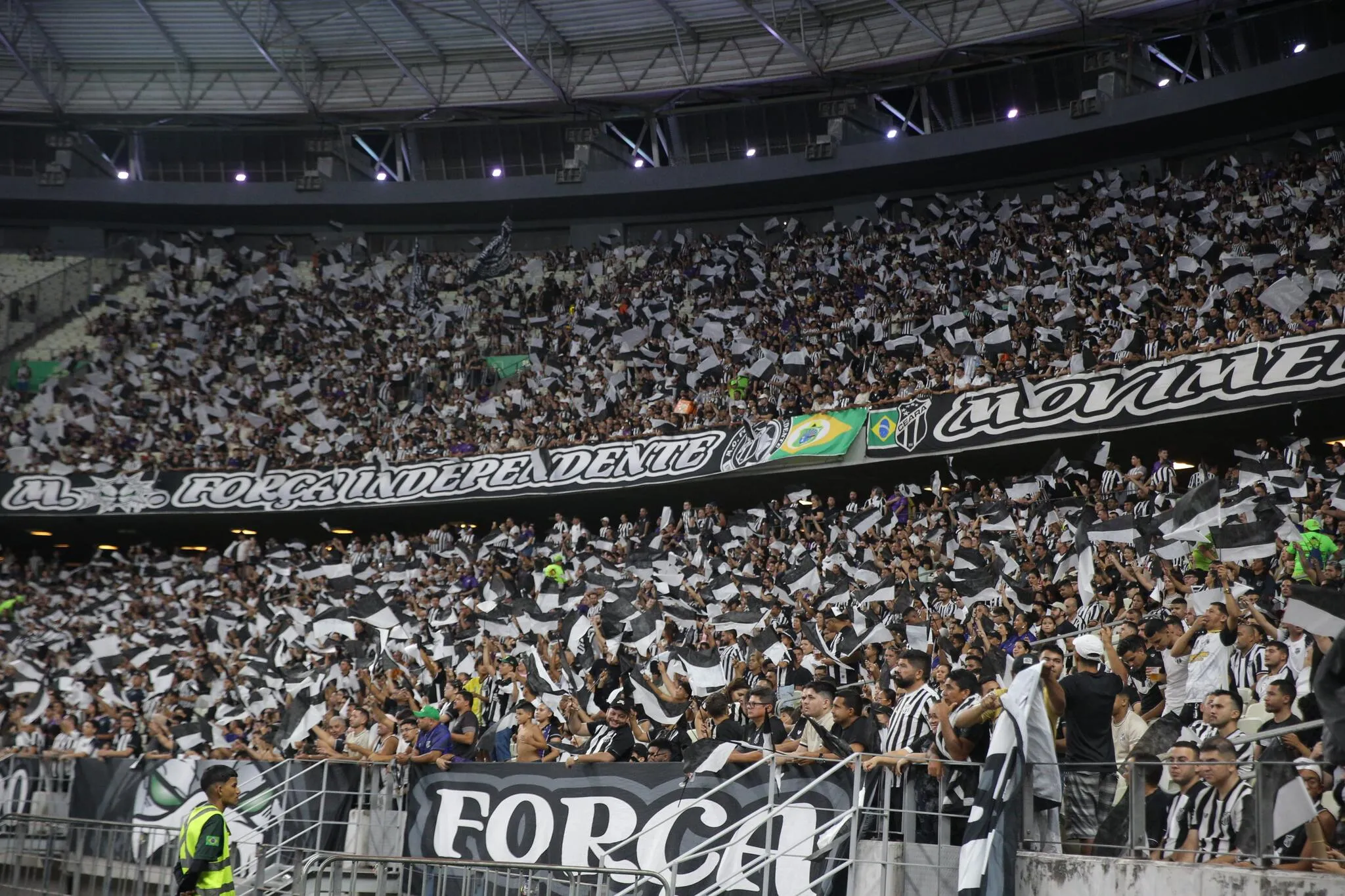 Torcida do Ceará na Arena Castelão em jogo contra o América-MG