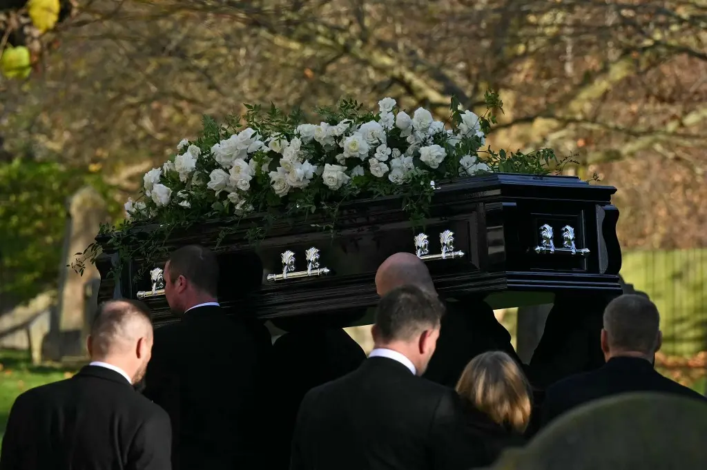 Imagem da notícia: Ex-integrantes do One Direction comparecem ao funeral de Liam Payne na Inglaterra; veja imagens