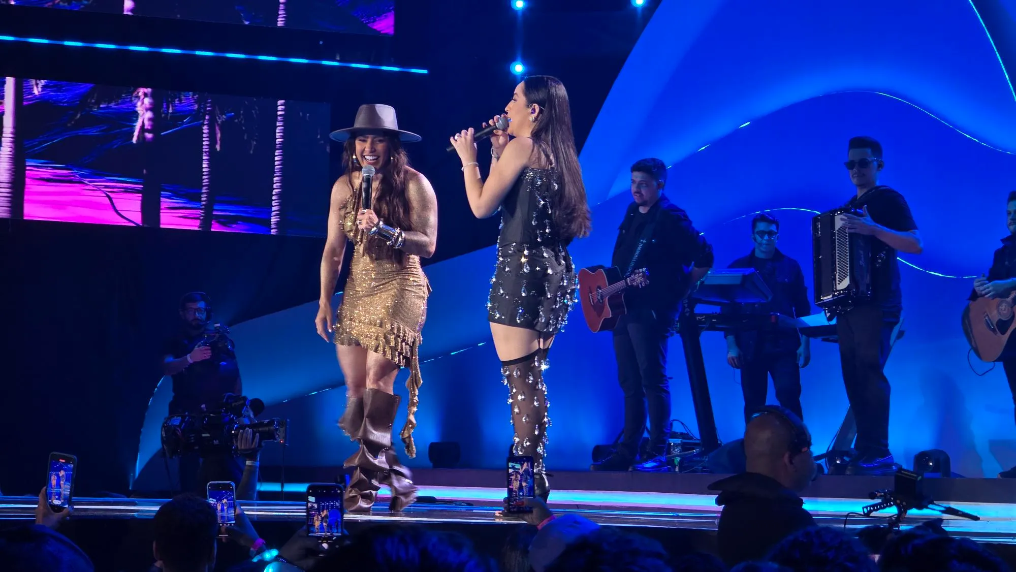 Lauana Prado no palco do DVD com Mari Fernandez