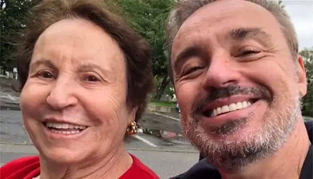 Imagem da notícia: Após 5 anos da morte de Gugu Liberato, mãe do apresentador desabafa: 'Parece mentira que ele morreu'