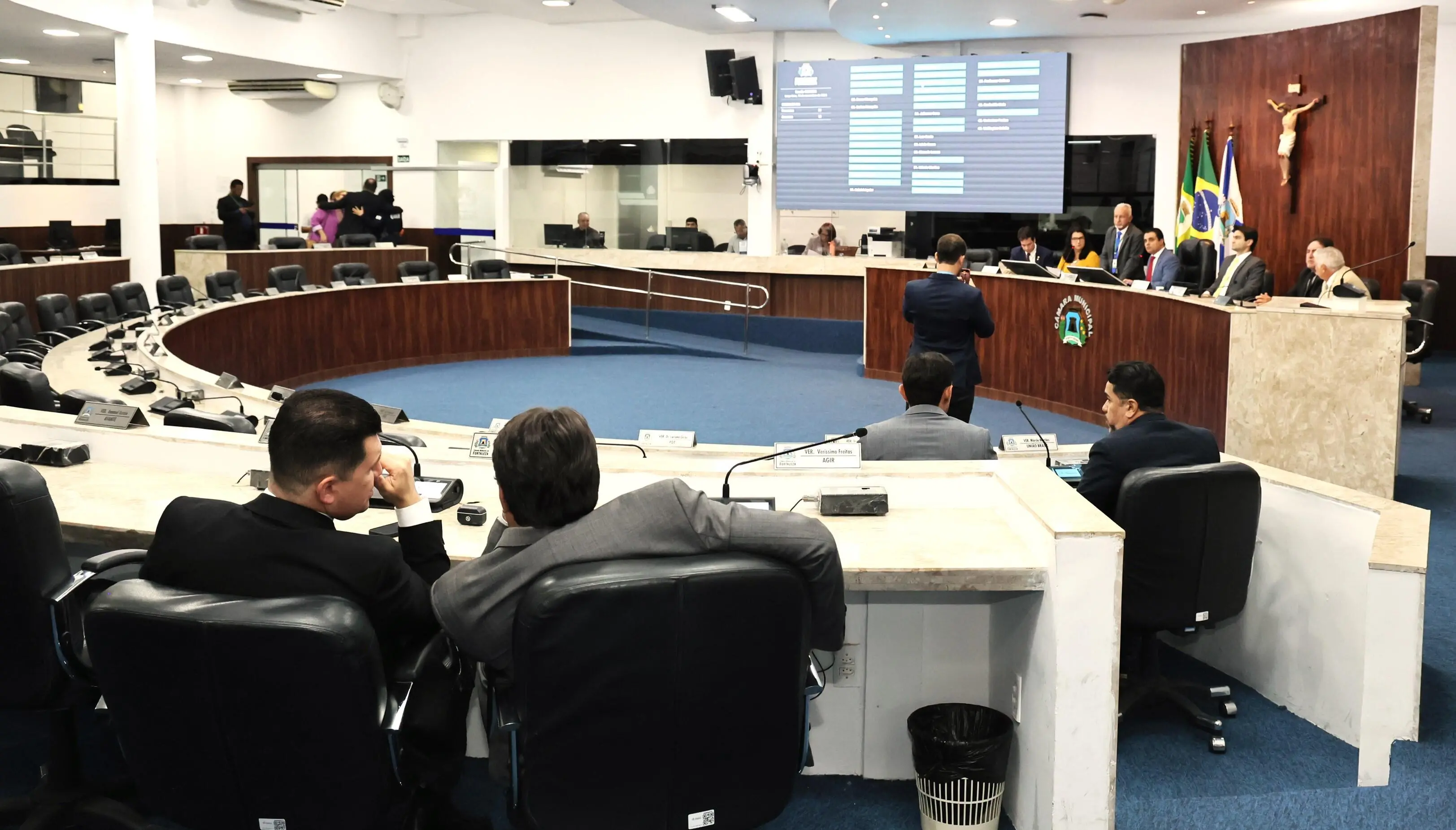 Imagem da notícia: PL quer unir oposição para disputar presidência da Câmara de Fortaleza; Léo Couto é favorito na base