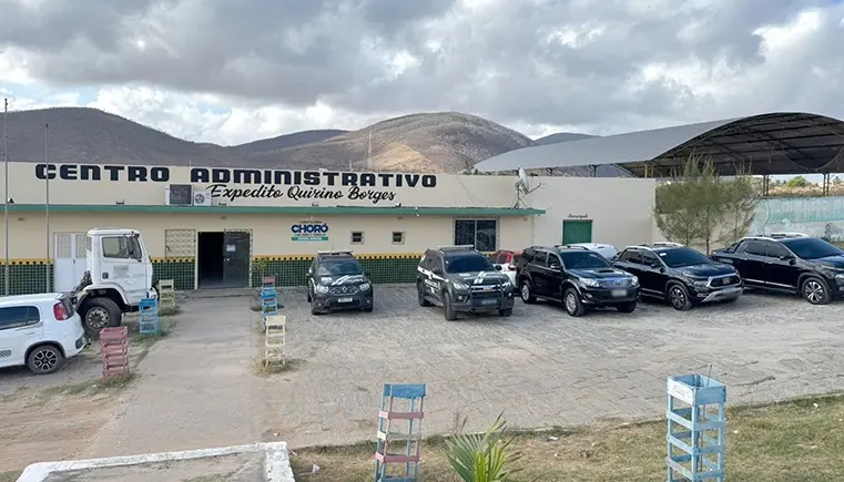Imagem da notícia: Prefeito de Choró é preso por supostas irregularidades em contratos; candidato eleito está foragido