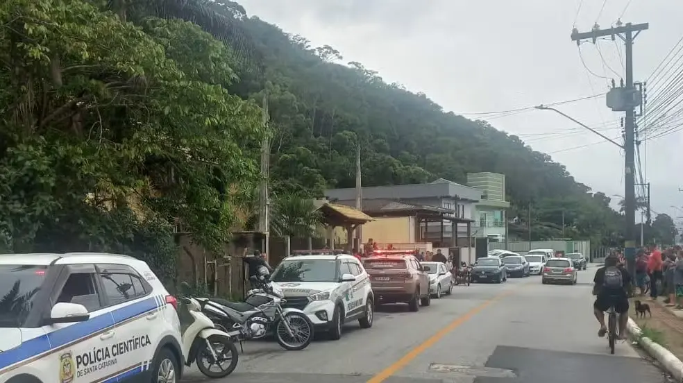 Imagem da notícia: Casal de empresários morto e amordaçado é encontrado por filho dentro de casa em Santa Catarina