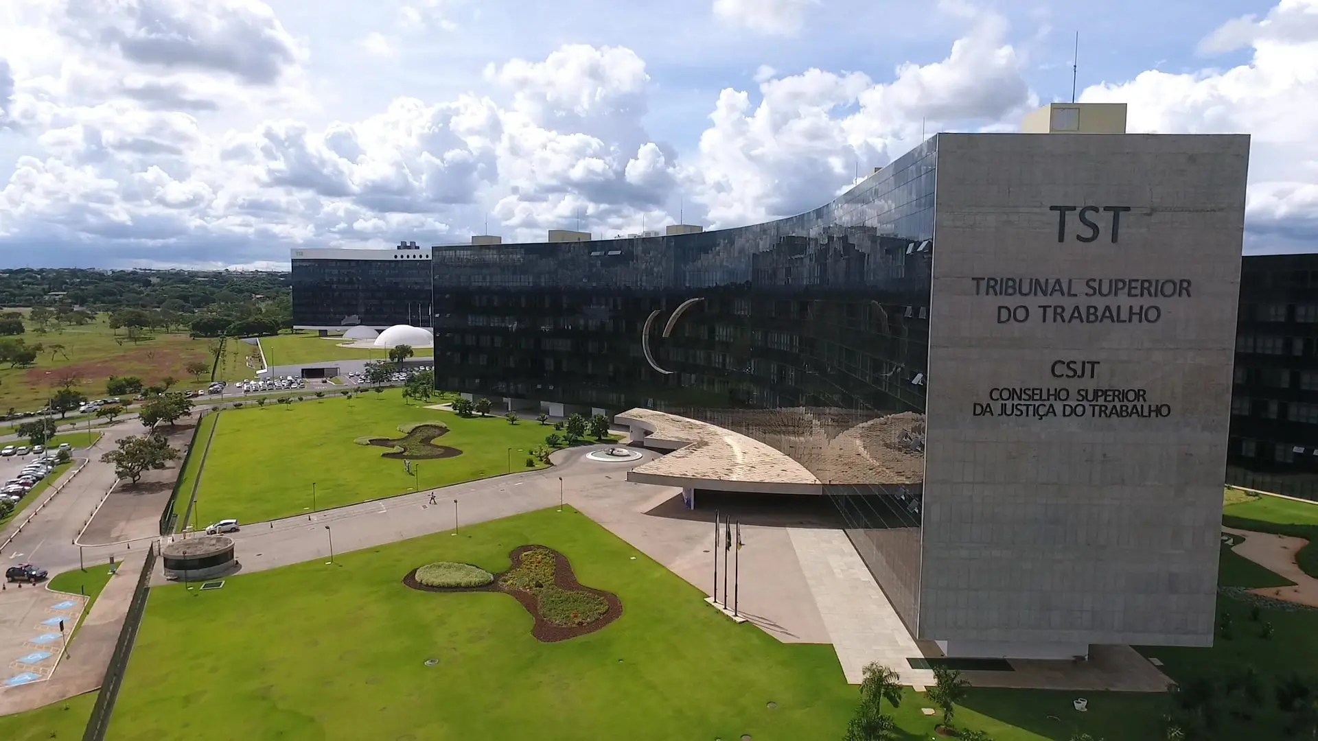 Imagem da notícia: Reforma trabalhista vale para contratos anteriores à criação da lei, decide TST