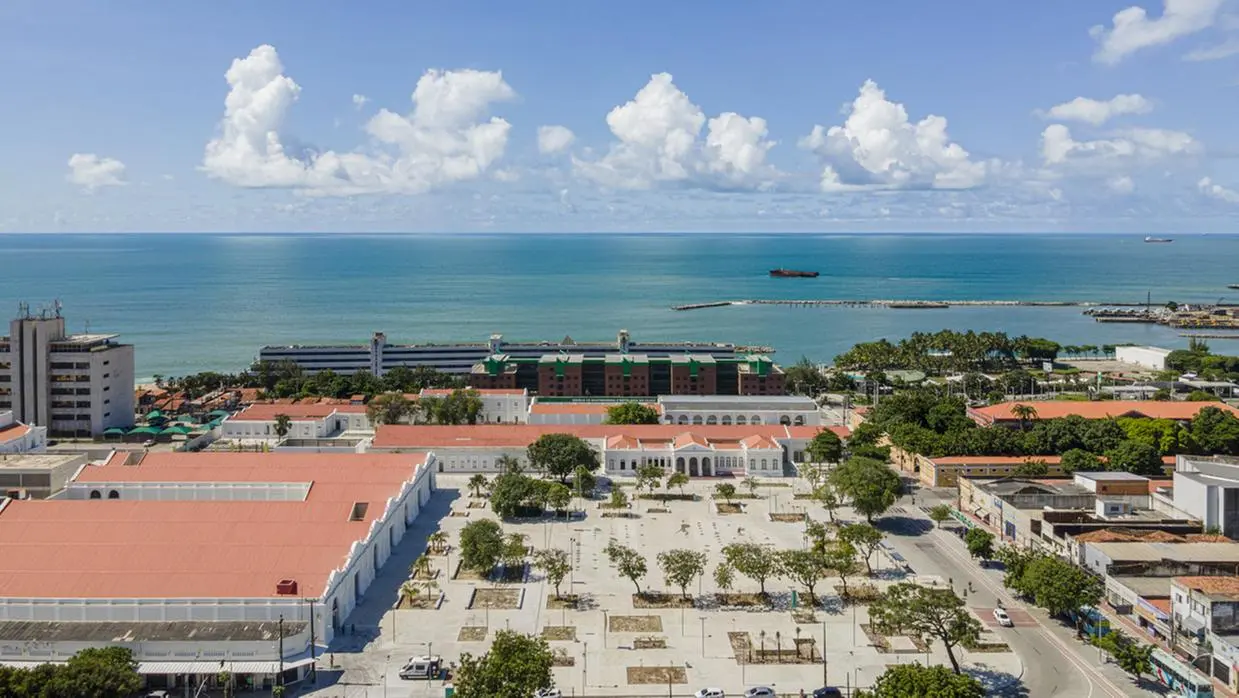 Foto aérea da Praça da Estação, com o mar ao fundo