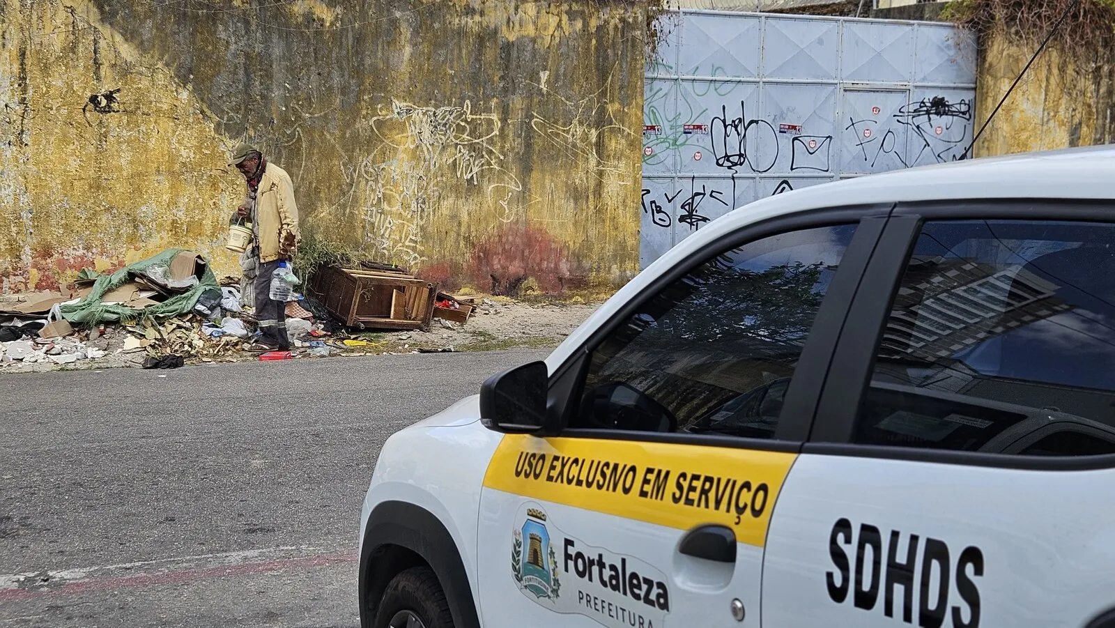 Carros da Secretaria de Direitos Humanos e Desenvolvimento Social (SDHDS) recolheram documentos do Centro Pop do Centro, na manhã desta quarta-feira (27)