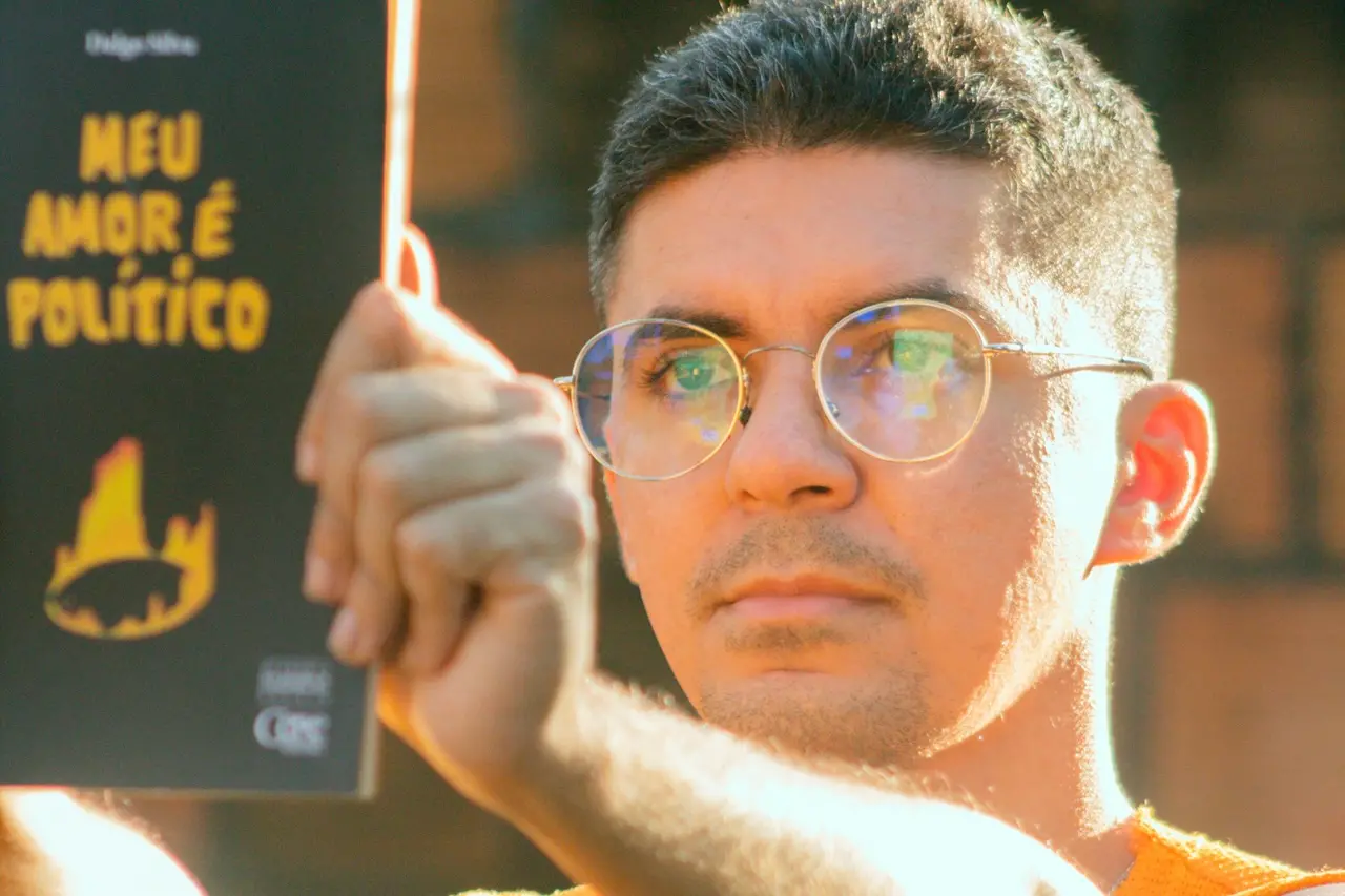 Imagem da notícia: De Maranguape para o mundo: Dalgo Silva, o jovem poeta finalista do maior prêmio literário do Brasil