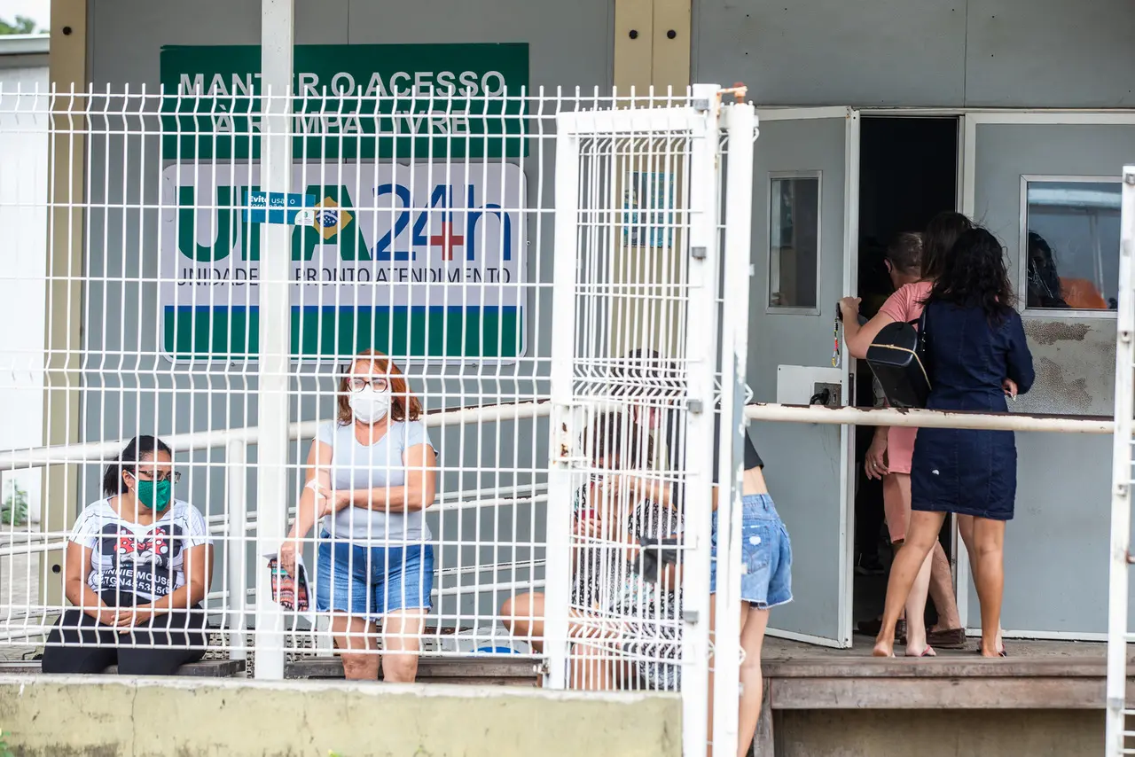 Imagem da notícia: Covid-19: 'leve aumento' de casos faz positividade subir para 15% no Ceará