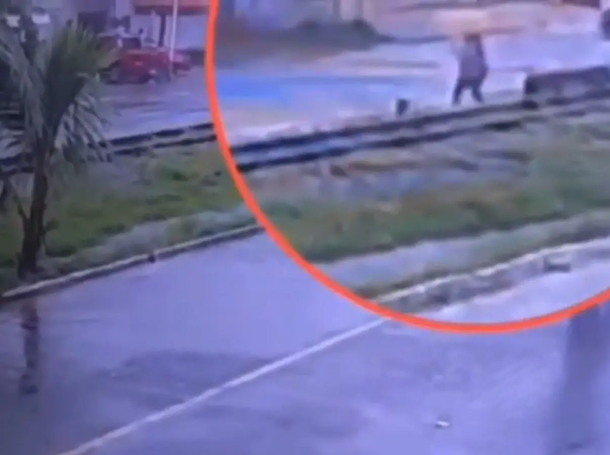 Imagem da notícia Menina de 12 anos desaparece após cair em bueiro em cidade na Bahia; veja vídeo