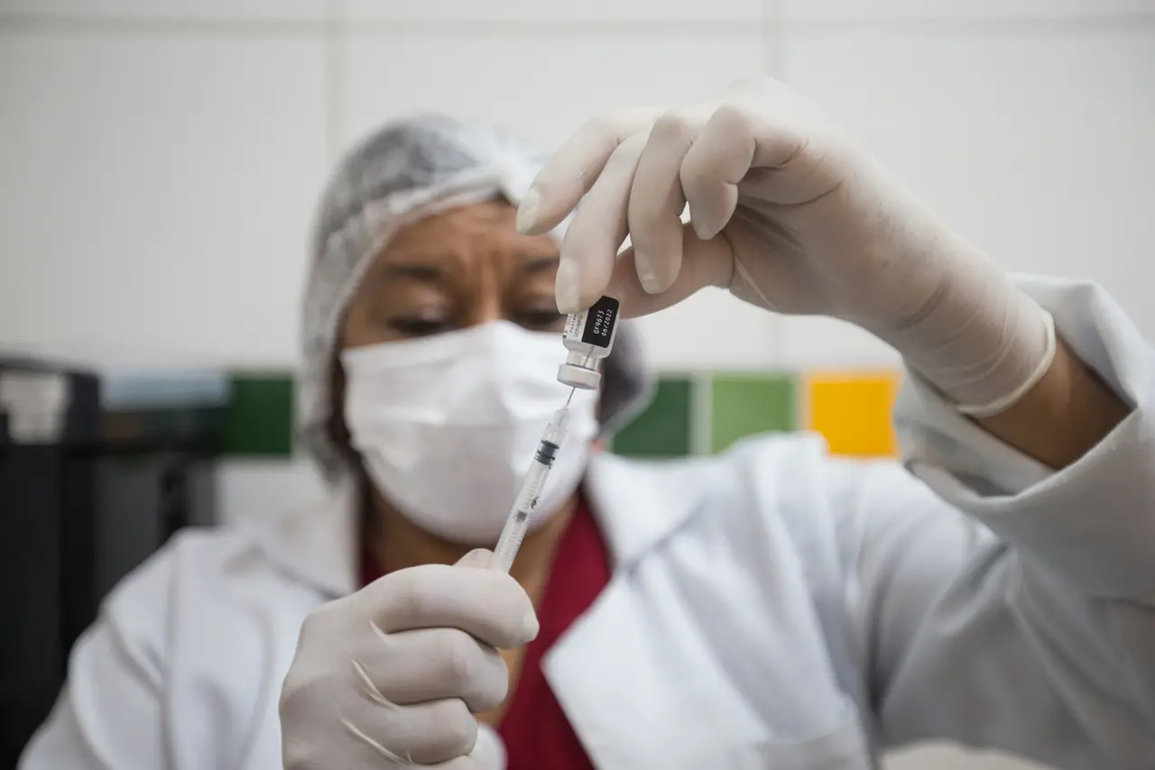 Imagem da notícia: Preciso me vacinar de novo contra Covid-19? Tire dúvidas sobre público-alvo e locais de imunização no CE