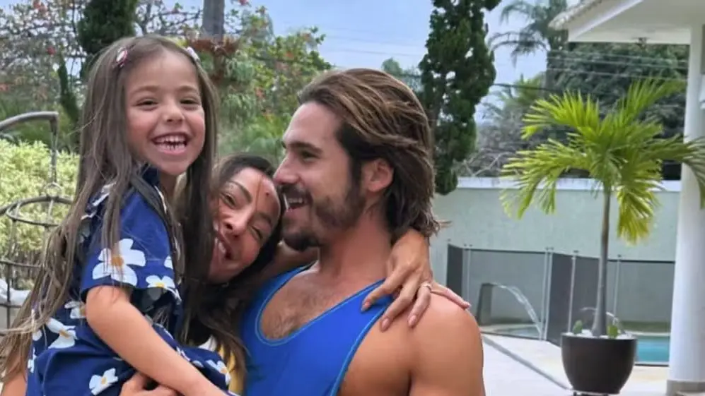 Imagem da notícia: Nicolas Prattes manda flores e chocolates no aniversário de 6 anos de Zoe