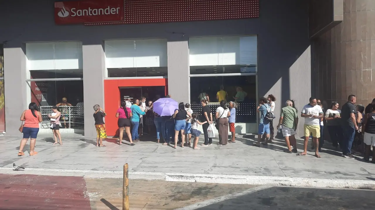 Imagem da notícia: Servidores municipais relatam dificuldades para receber salários após troca de bancos em Fortaleza