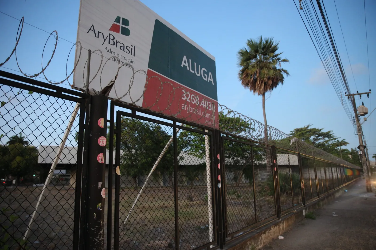 Placa de aluguel na fábrica da Guararapes na Avenida Sargento Hermínio. Local vai virar shopping center