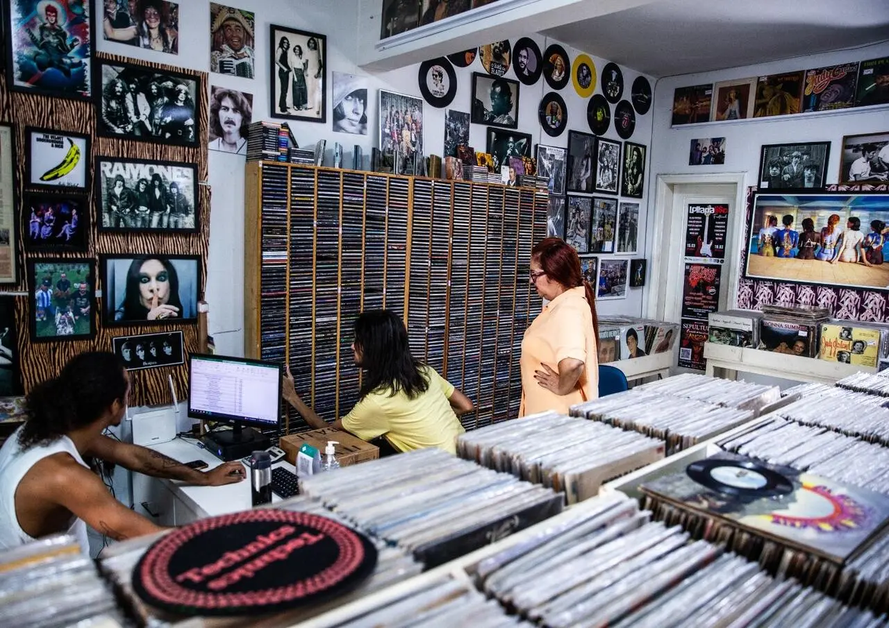 Imagem da notícia: Galeria do Rock resiste no Centro de Fortaleza em meio a desafios e novas formas de consumir música