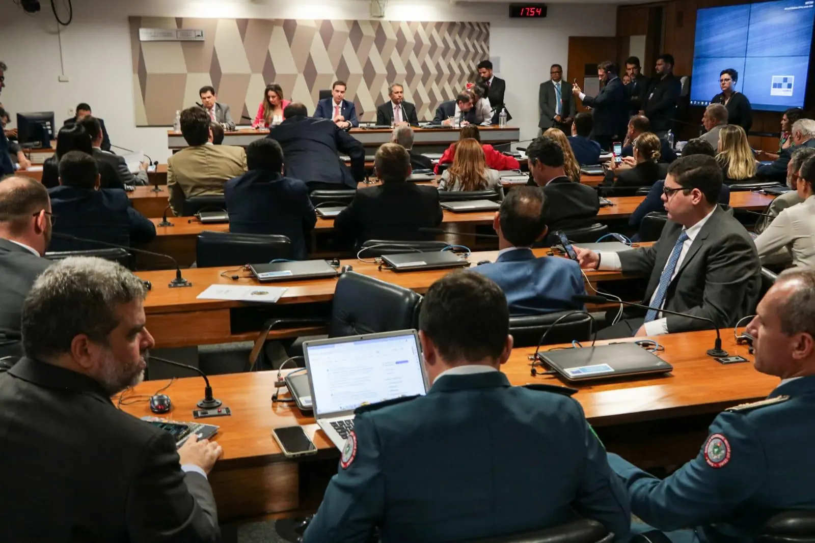 Imagem da notícia: Decisão de Dino sobre emendas parlamentares gera dúvidas e insatisfação entre deputados do Ceará