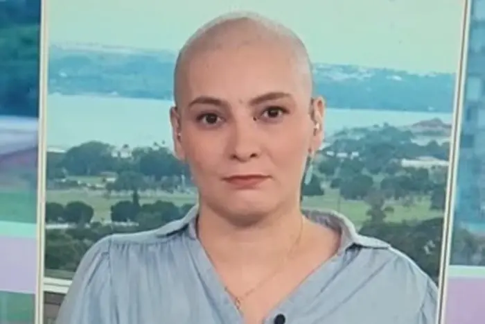 Imagem da notícia: Jornalista da CNN volta ao trabalho durante tratamento contra câncer de mama: 'Não é força'