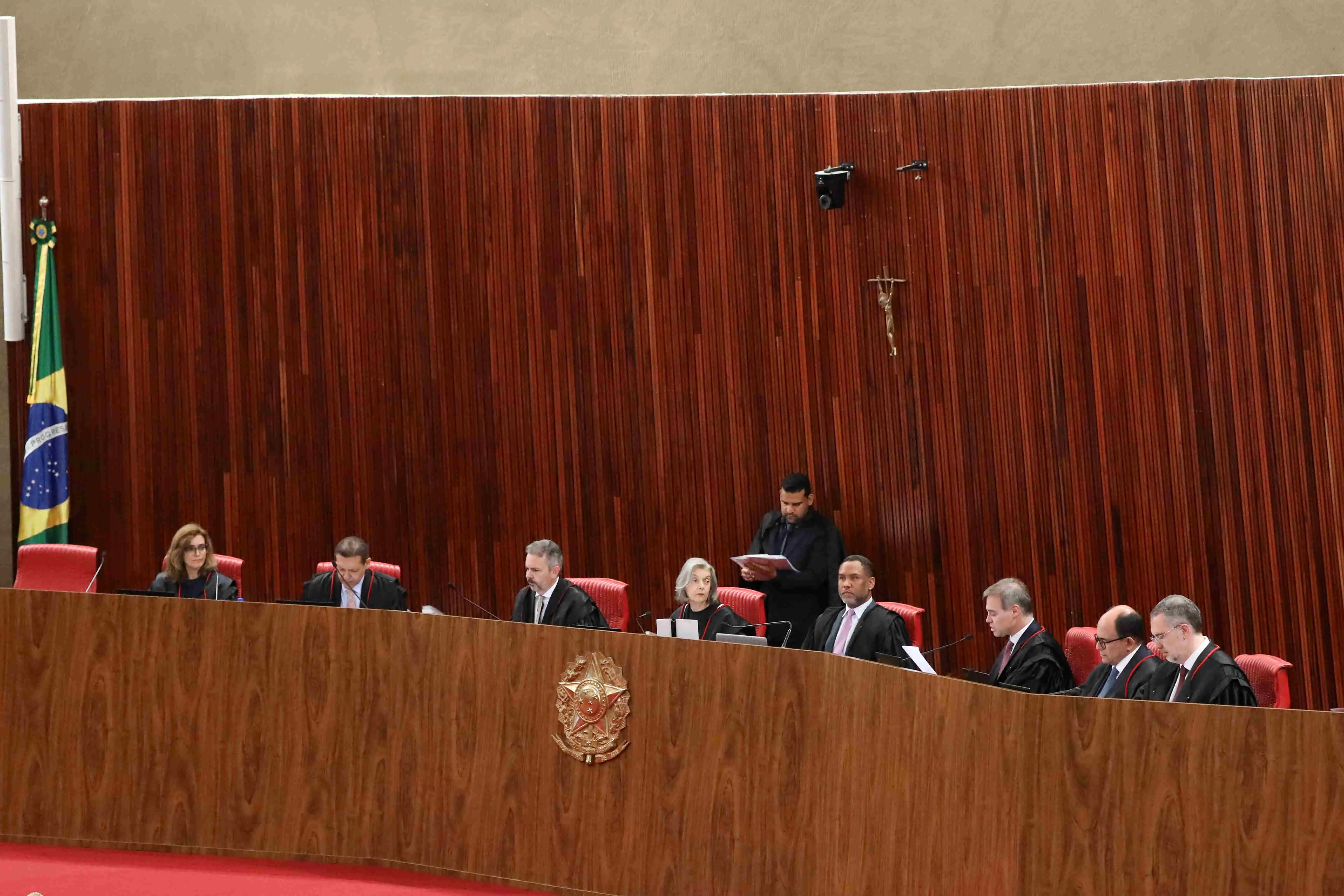 Imagem da notícia: TSE julga nesta quinta (5) ações que podem cassar todos os deputados estaduais do PL Ceará 