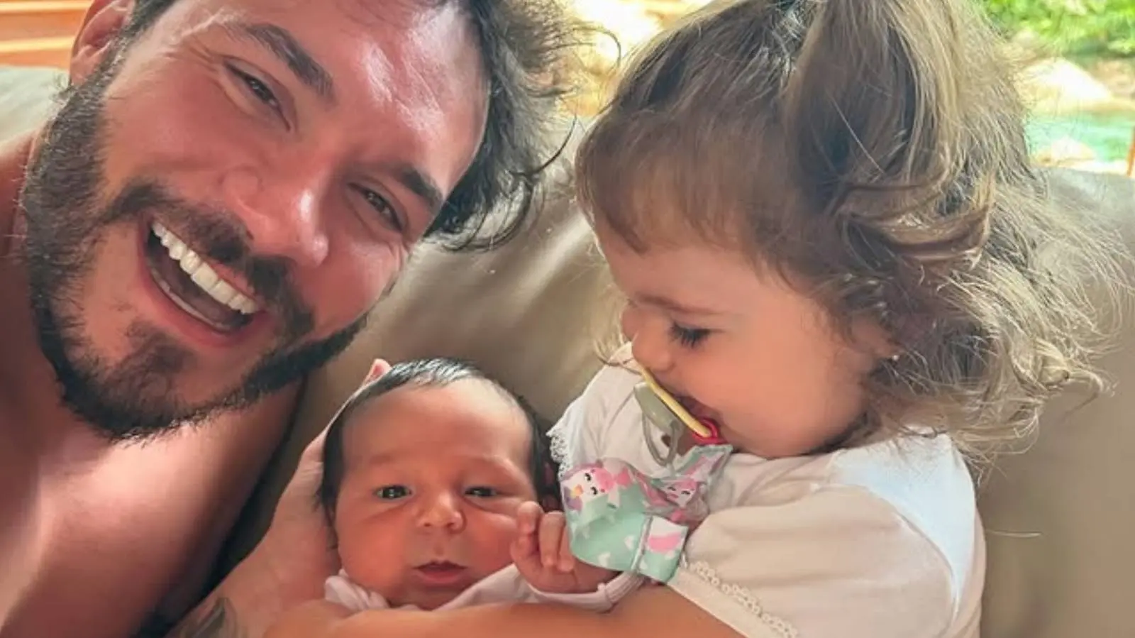Imagem da notícia: Com filho hospitalizado, Eliezer agradece rede de apoio criada por babás, vizinhos e sogra