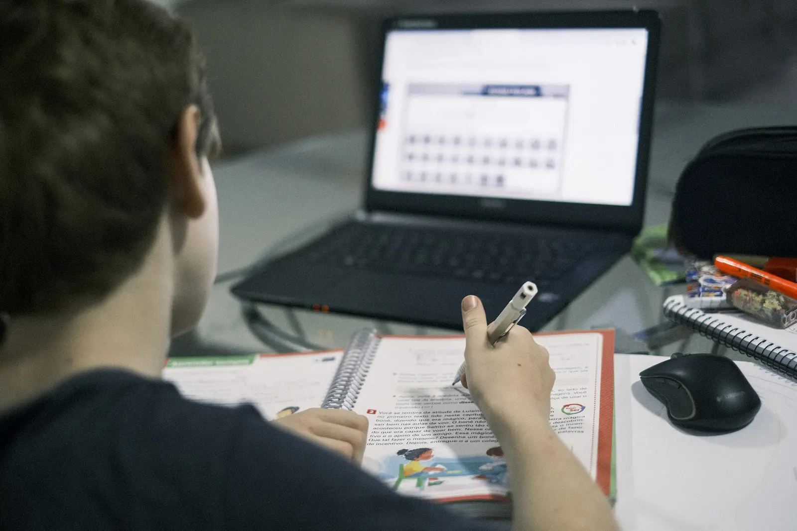 Imagem da notícia: Caucaia suspende aulas presenciais e terá ensino remoto por causa da Covid-19