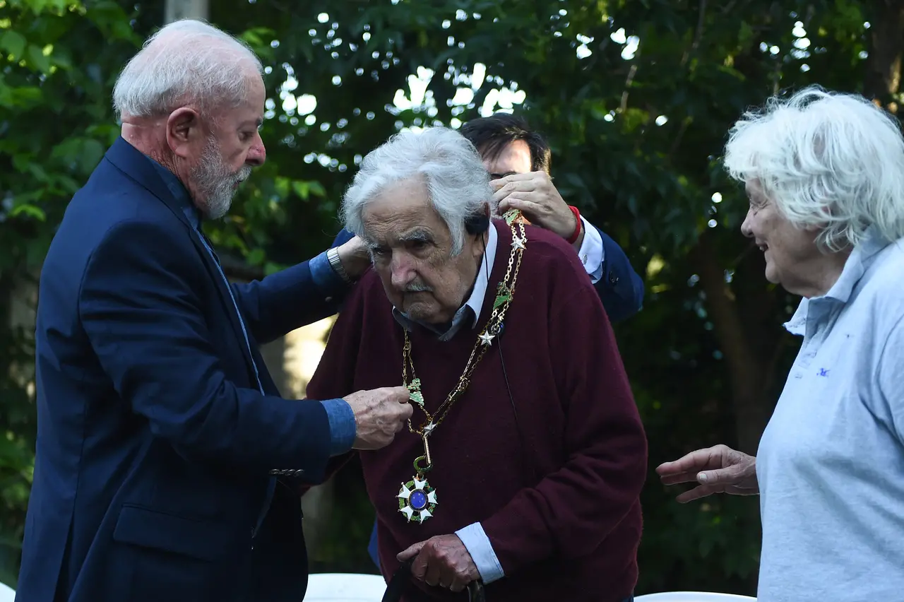 Imagem da notícia: Lula condecora Mujica com maior honraria do Brasil no Uruguai